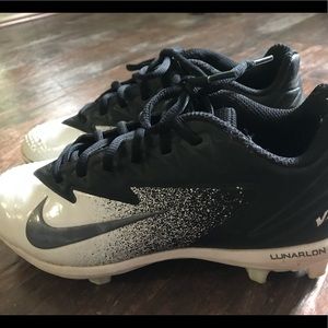 Soccer/softball cleats